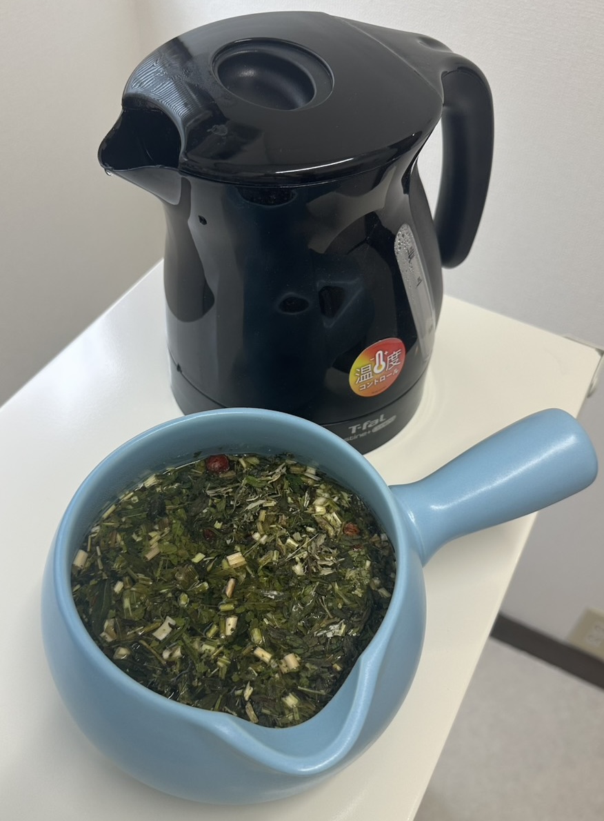 ケトルから鍋にお湯を入れた状態