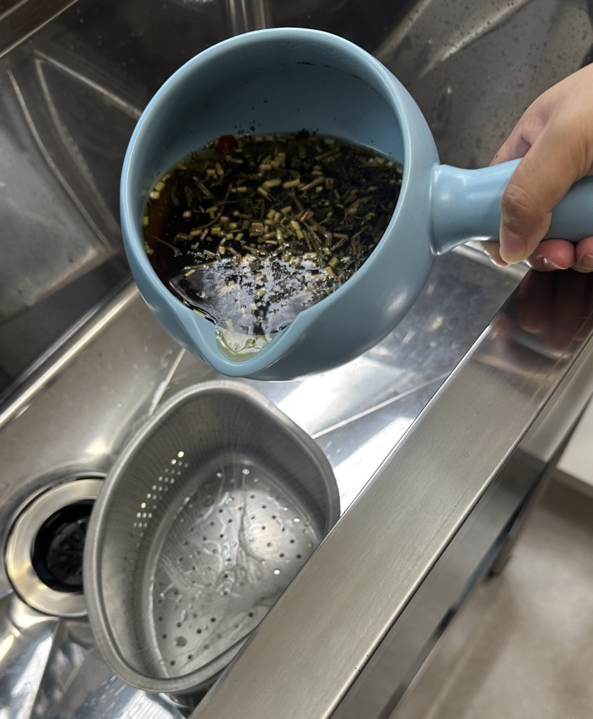 三角コーナーによもぎ蒸しを流す様子