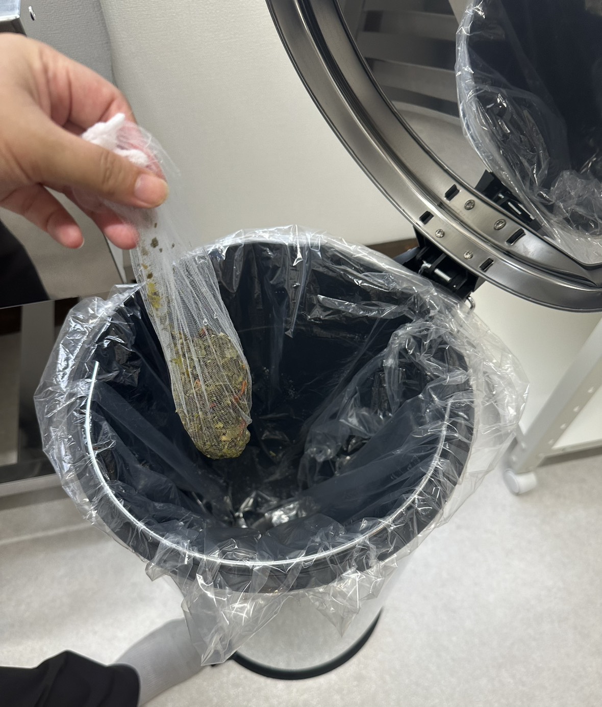 よもぎを廃棄する様子